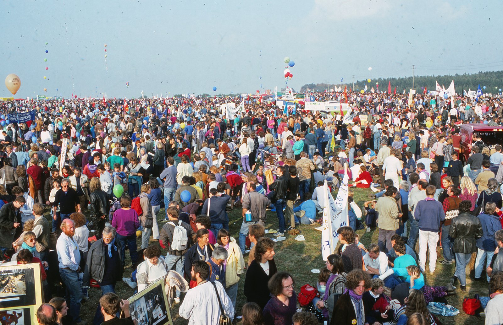 Blick über das Feld beim Beller Markt, bis zum Horizont dicht an dicht Menschen