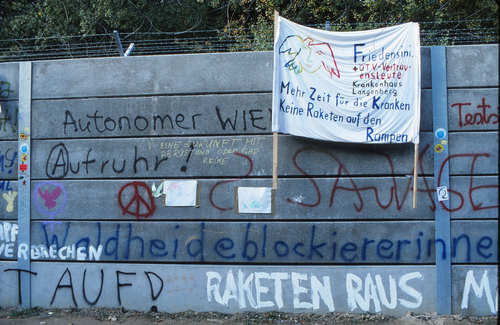 Transparent der ÖTV-Vertrauensleute an der Mauer, daneben Parolen