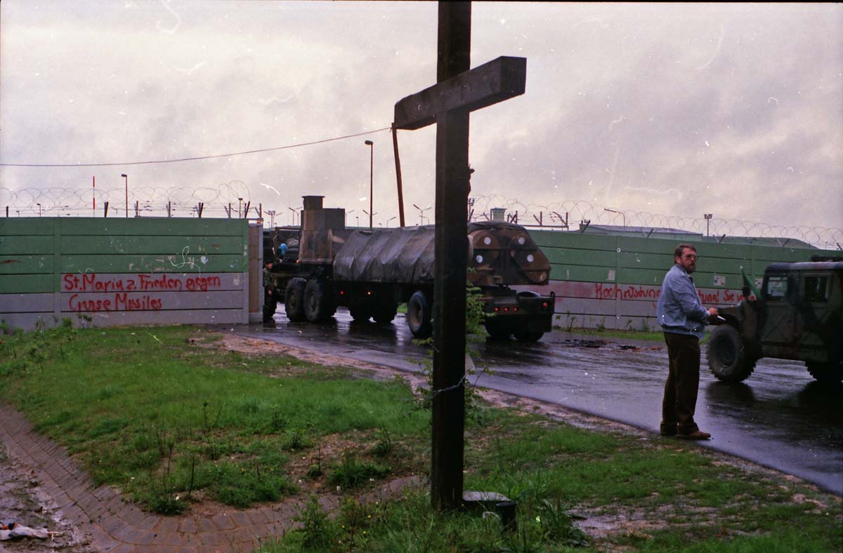 Die bemalte und beschriebene Mauer der Raketenstation Pydna, 1986